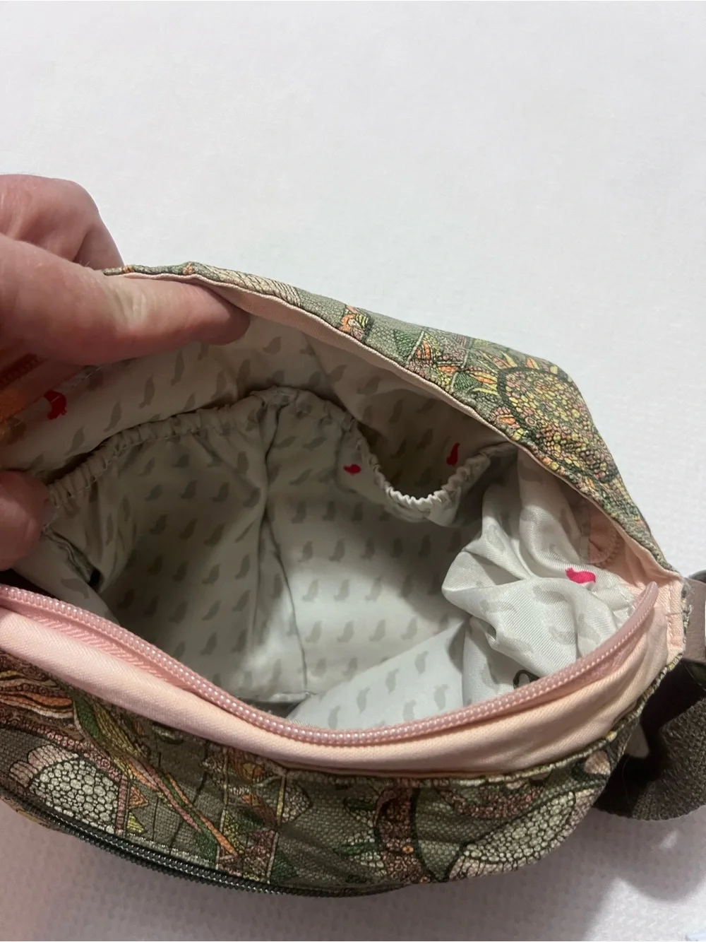 Sakroots - Artist Circle Soft
Crossbody Bag with
Adjustable Strap - OS - Picture 14 of 16